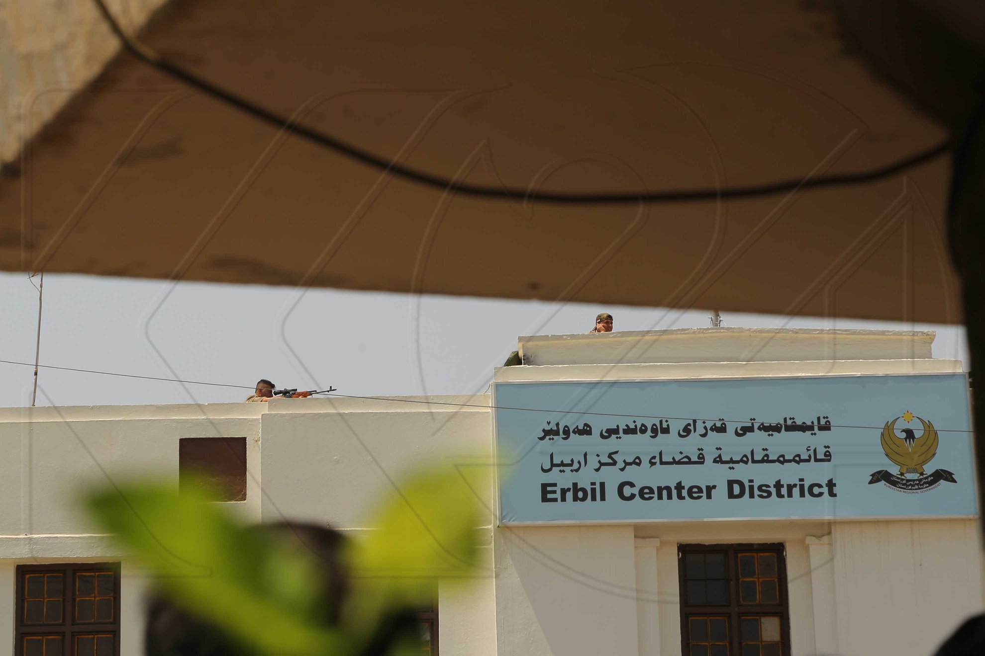 به‌ وێنه‌.. په‌لاماردانى باڵه‌خانه‌ى پارێزگاى هه‌ولێر 